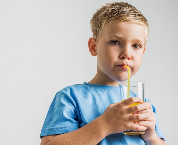 Vue de face, enfant mignon, boire du jus