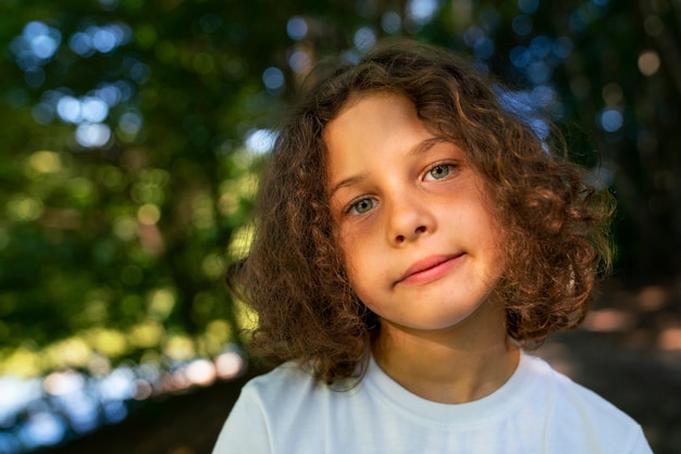 Photo gratuite vue de face enfant passant du temps à l'extérieur