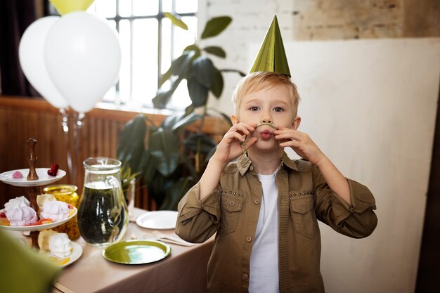 Vue de face enfant portant un chapeau de fête