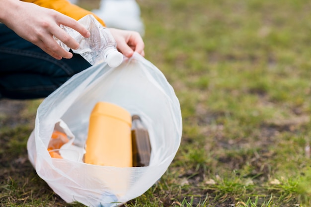 Photo gratuite vue de face de l'enfant avec un sac en plastique