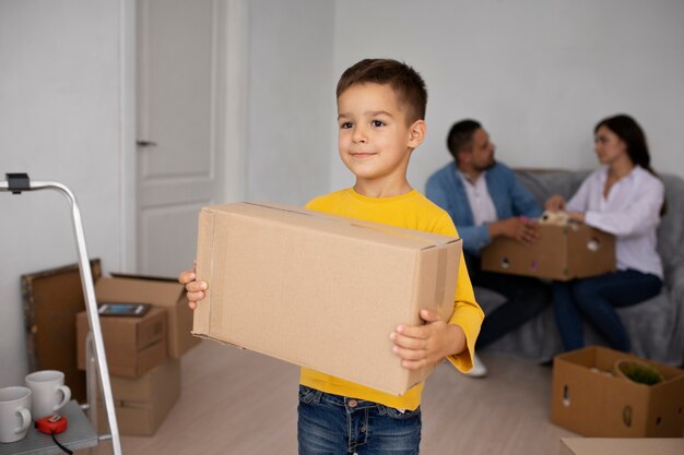 Vue de face enfant tenant la boîte