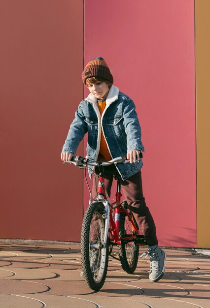 Vue de face de l'enfant à vélo à l'extérieur