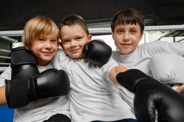 Vue de face, enfants apprenant la boxe