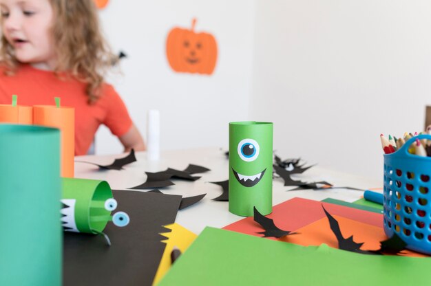 Vue de face des enfants avec des arrangements de concept halloween