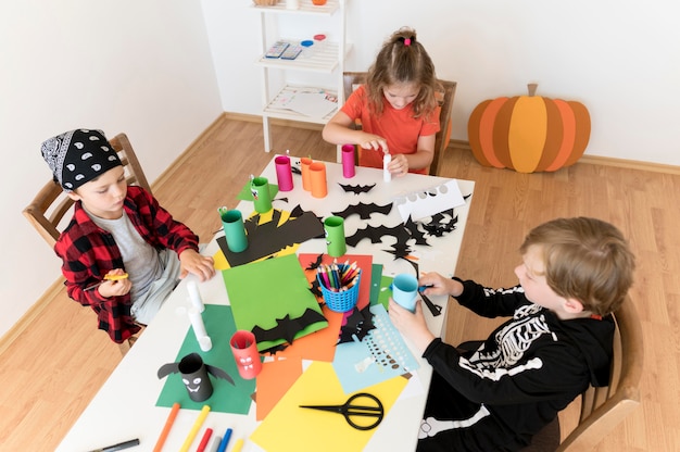 Vue de face des enfants avec des arrangements de concept halloween