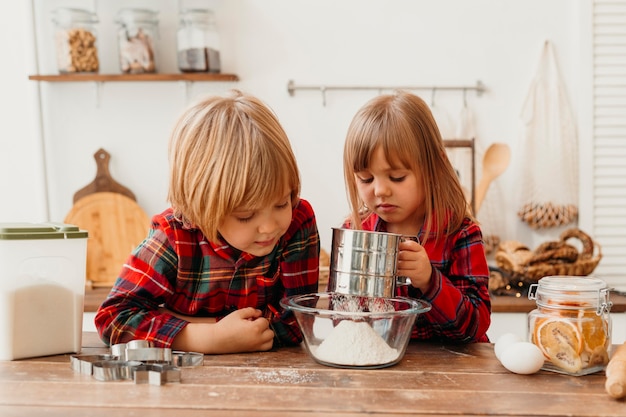 Vue de face des enfants cuisinant le jour de Noël