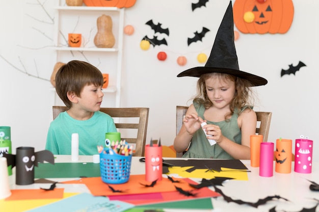 Vue de face des enfants avec halloween conceptt