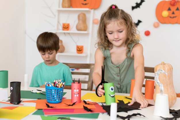 Vue de face des enfants avec halloween conceptt