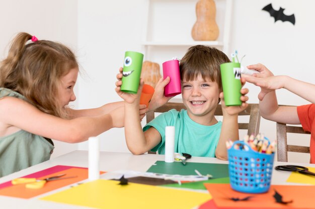 Vue de face des enfants avec halloween conceptt