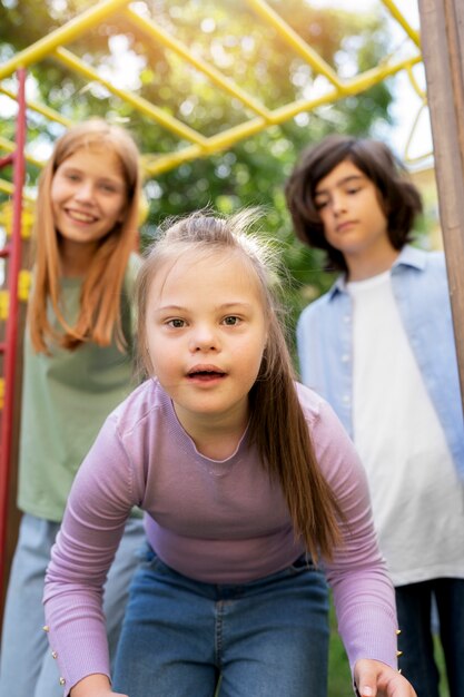 Vue de face des enfants jouant à l'extérieur