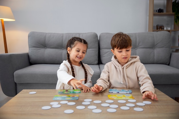 Photo gratuite vue de face des enfants jouant à un jeu de mémoire