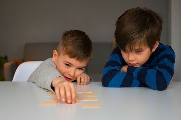 Photo gratuite vue de face des enfants jouant à un jeu de mémoire