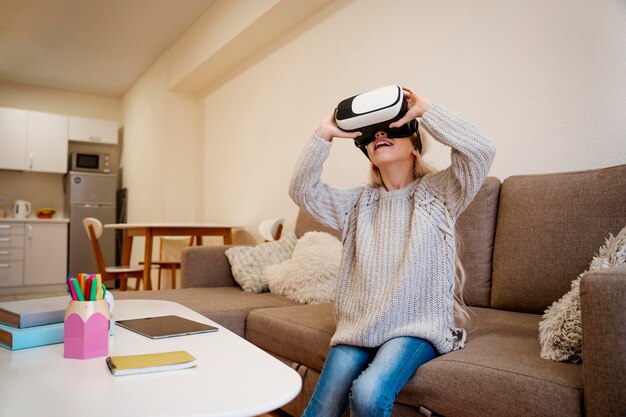 Vue de face des enfants avec des lunettes vr