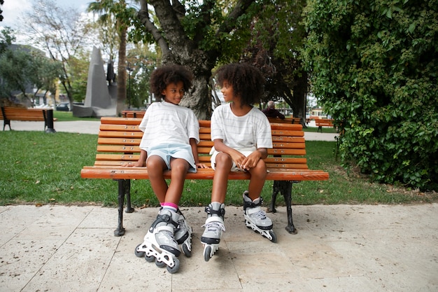 Vue de face des enfants portant des patins à roulettes