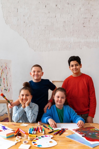 Photo gratuite vue de face des enfants posant à l'école