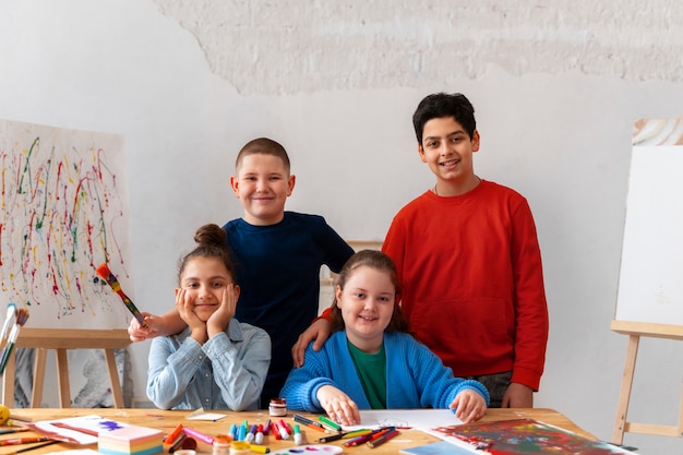 Vue de face des enfants posant à l'école