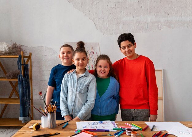 Vue de face des enfants posant à l'école