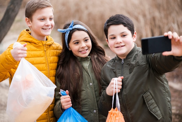 Vue de face des enfants prenant un selfie