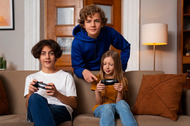 Photo gratuite vue de face des enfants qui regardent la télévision