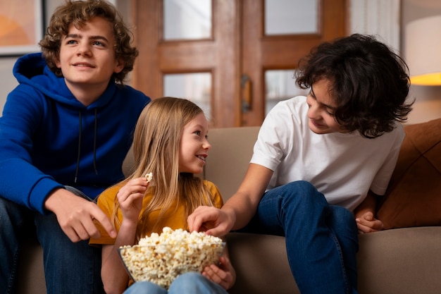 Photo gratuite vue de face des enfants qui regardent la télévision