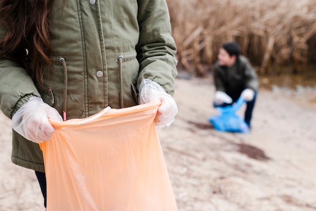 Vue de face des enfants avec un sac en plastique