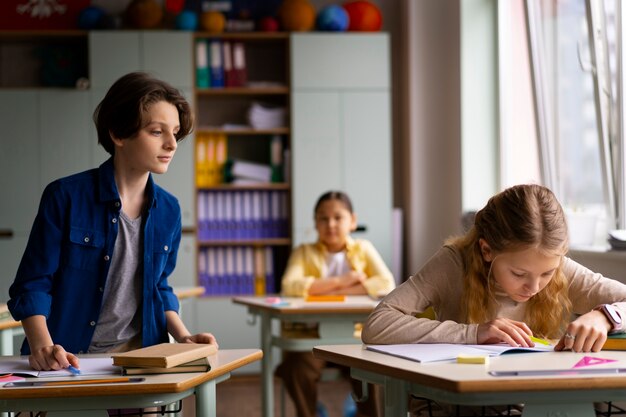 Vue de face des enfants trichent à l'école