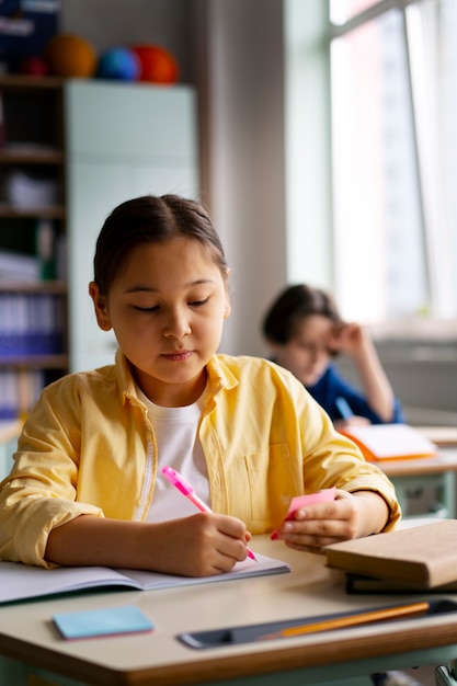 Photo gratuite vue de face des enfants trichent à l'école