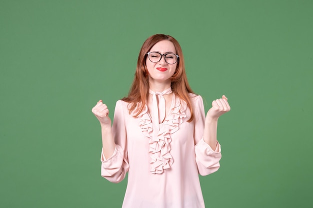 Vue De Face Enseignante En Chemisier Rose Sur Fond Vert Leçon De Collège Couleur Livre De Travail étudiant Emploi Bibliothèque Jeune Femme De L'école