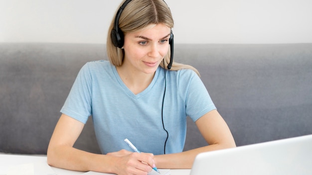 Photo gratuite vue de face étudiante apprenant à distance