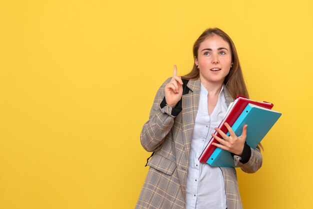 Vue de face d'une étudiante avec des fichiers