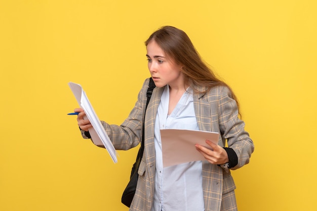 Vue de face d'une étudiante avec des fichiers