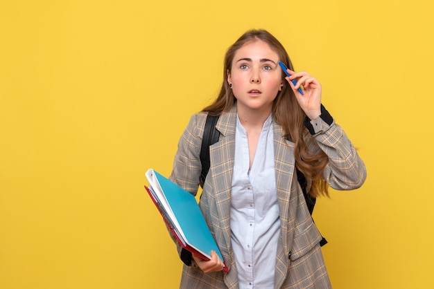 Vue de face d'une étudiante avec des fichiers