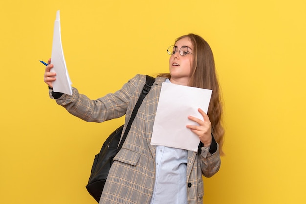 Vue de face d'une étudiante avec des fichiers