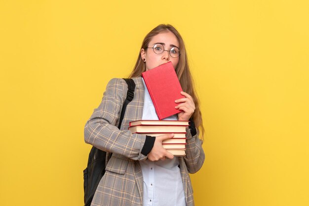 Vue de face d'une étudiante avec des livres