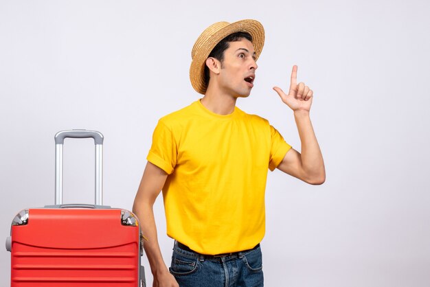 Vue de face excité jeune homme avec t-shirt jaune obtenir une nouvelle idée