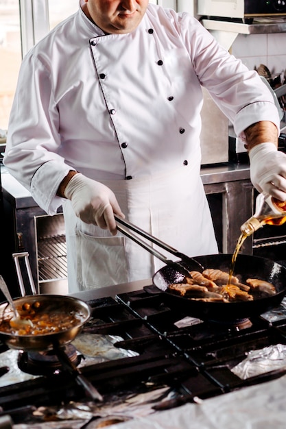 Photo gratuite vue de face faire frire la viande à l'intérieur de la poêle ronde sur la cuisine