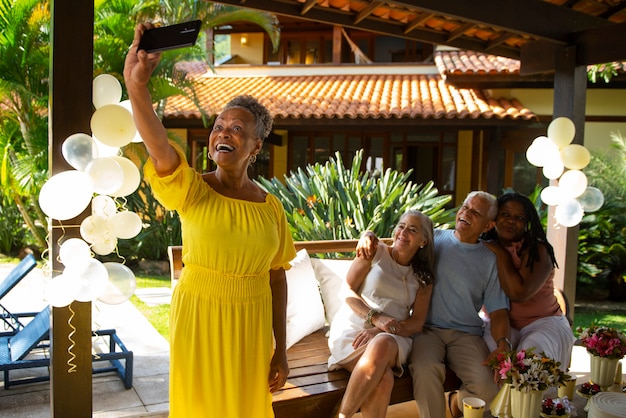 Photo gratuite vue de face famille célébrant l'anniversaire ensemble