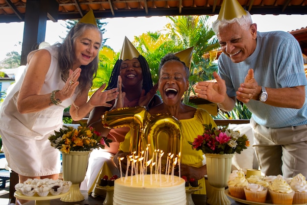 Photo gratuite vue de face famille célébrant l'anniversaire ensemble