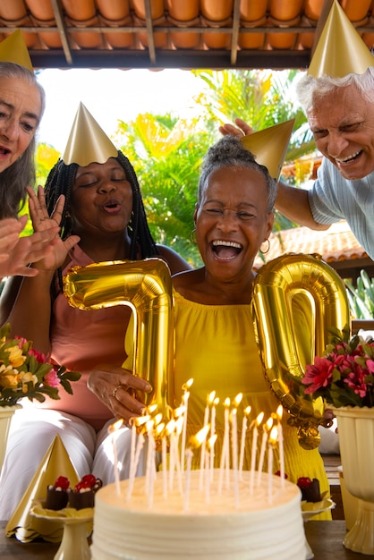 Vue de face famille célébrant l'anniversaire ensemble