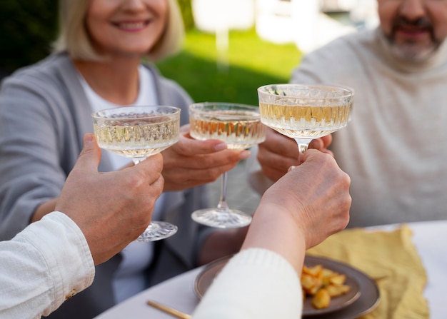 Vue de face famille célébrant l'anniversaire ensemble