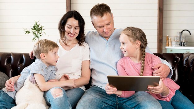 Vue de face famille heureuse avec appareil