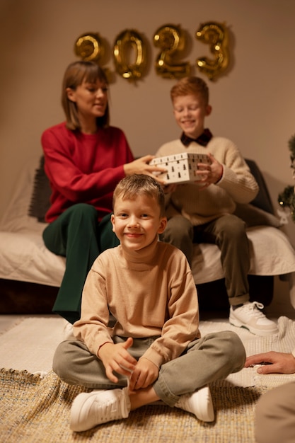 Photo gratuite vue de face famille heureuse à la maison