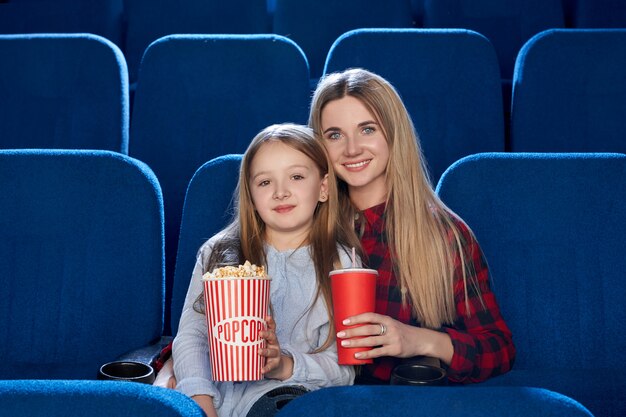 Vue de face de la famille heureuse, passer du temps ensemble au cinéma