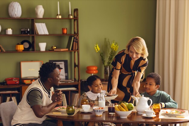 Vue de face famille moderne dans un style rétro