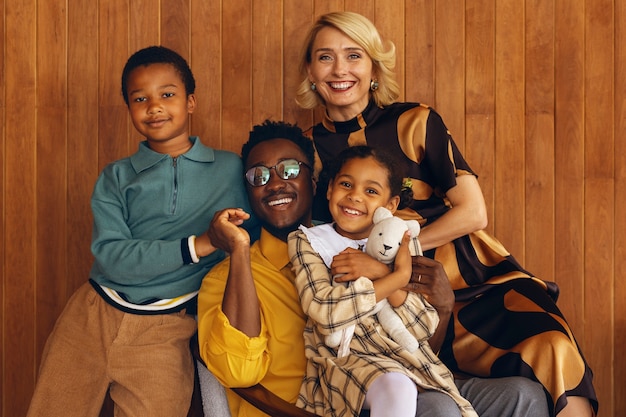 Photo gratuite vue de face famille moderne dans un style rétro