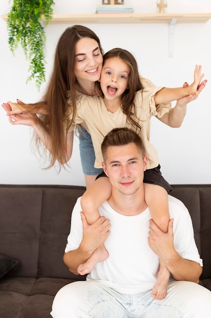 Vue de face en famille, passer du temps ensemble à la maison