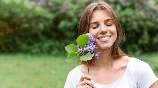 Vue de face femelle avec branche lilas