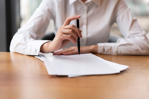 Vue de face femme d'affaires en cliquant sur le stylo