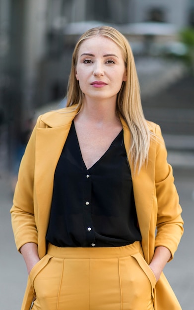 Vue de face de la femme d'affaires professionnelle en costume