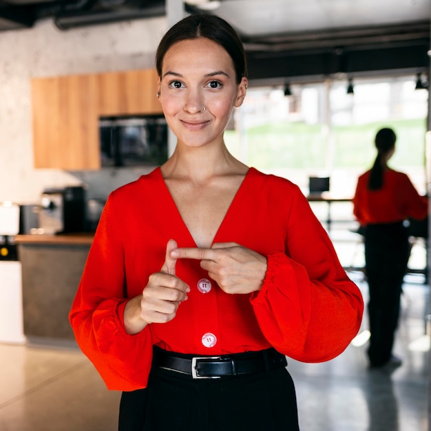 Vue de face de la femme d'affaires smiley en utilisant la langue des signes